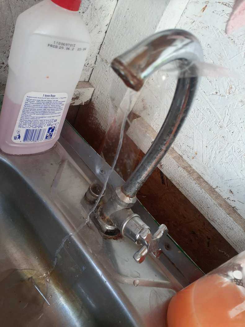 Почему из холодного крана течет горячая вода: причины и что делать?