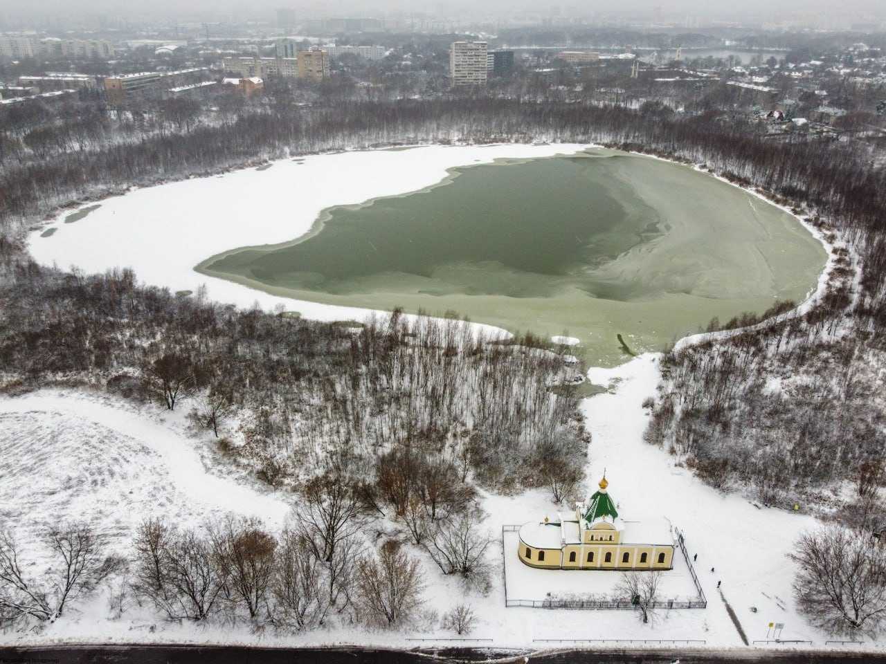 Поговорим о Белом озере, расположенном в пКосино в Москве дадим описание водоема в Косино, географические параметры, расскажем о происхождении и истории развития, пляже на берегу, досуге и достопримечательностях, расположении и адресе мНовокосино, мВыхино