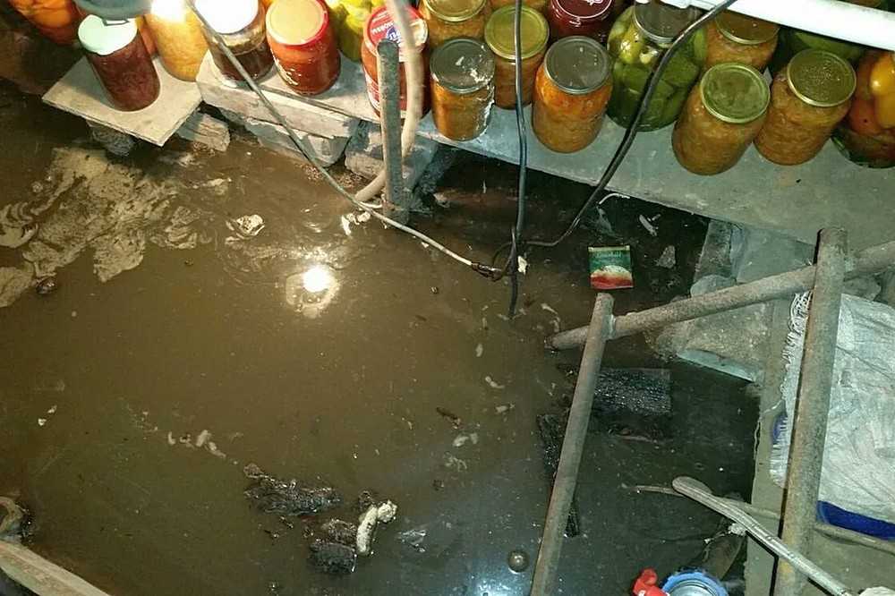 Как убрать убрать воду из погреба: технология